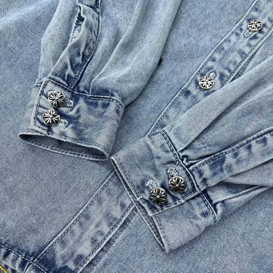 P356 Chrome Hearts🍁Spring shirt series🍁 Good to see and explosive series💥 Classic embroidered leather denim Exclusive custom weaving and dyeing 100% pure cotton high weight denim fabric High-tech washing! Heavy enzyme stone rinse! Original hardware mold opening! ⭐Special version original slit design ⭐Patchwork craftsmanship ➕Patchwork design ⭐The whole body has 25 pieces of heavy-duty patchwork leather. This season’s universal denim shirt can be sweet or salty❤️ Suitable for all kinds of outfits, can be worn in all seasons, short or long sleeves 🌈Recommended color: Custom washed denim blue 🌈Code numbers: S, M, L, XL